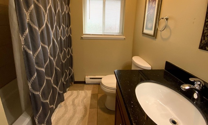 Tukwila Apartment | Fully furnished apt in a small gated complex