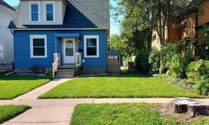 Monroe Apartment | FULLY furnished, clean, cozy ,1 Bedroom Duplex in Downtown Monroe, MI