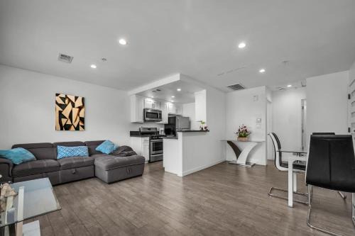 Wilshire Apartment | Fully furnished one bedroom with full bathroom in Koreatown