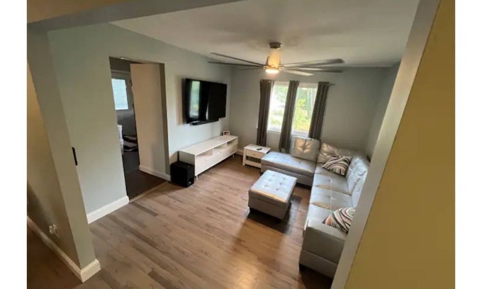 Islip House | fully Modern 3 bedroom 65"smart tvs cable bluetooth speakers etc
