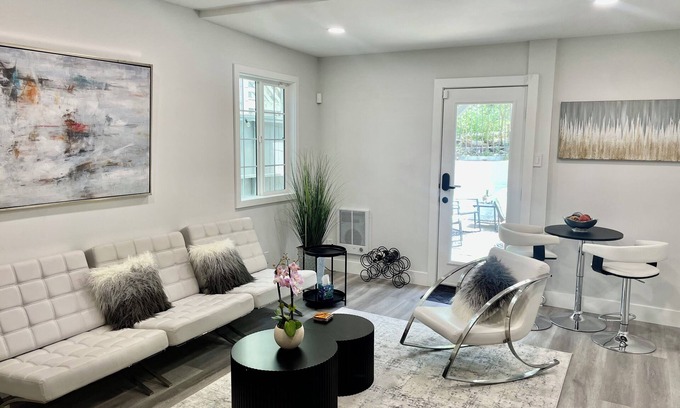 Russian Hill Apartment | Fully remodeled 2 bedroom/2 bath with a cozy backyard
