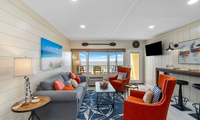 Panama City Beach Condo | Fully Renovated Beach View Condo | Pool, Beach Bar & Fun Attractions Nearby!