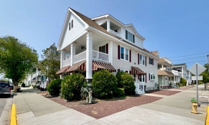 North End Condo | Fully renovated and expanded Northend condo 1.5 blocks to beach w/parking