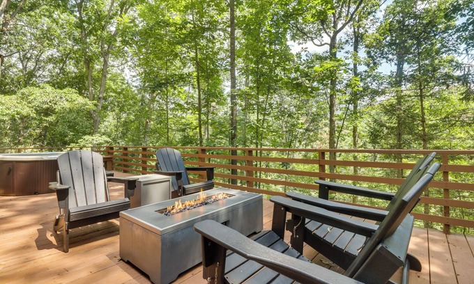 Broadway Cabin | Fully Renovated Broadway Cabin w/Private Hot Tub!