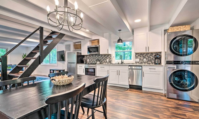 Broadway Cottage | Fully Renovated Broadway Cabin w/Private Hot Tub!