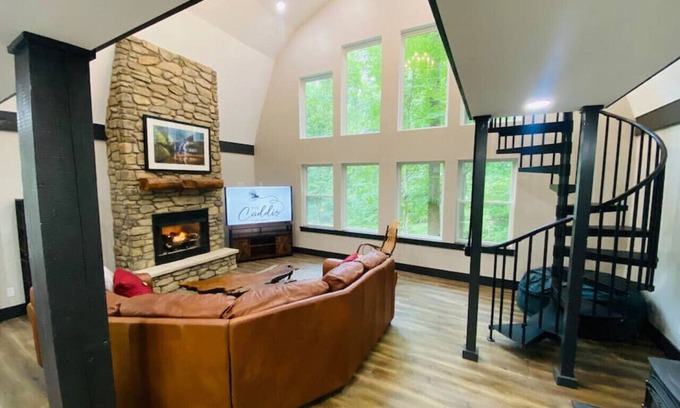 Amanda Cabin | Fully Renovated Cabin in Hocking Hills - Hot Tub, Game Room, Wifi, Fireplace