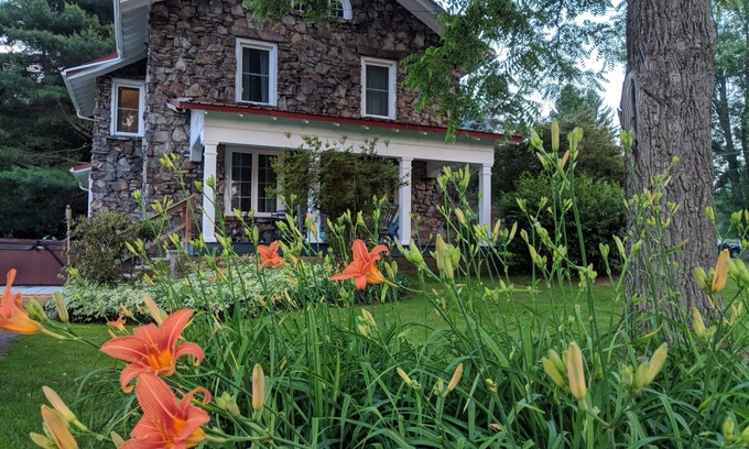 Confluence House | Fully renovated, charming stone house at the confluence of the 3 rivers