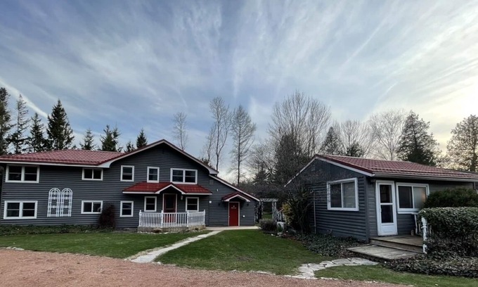 Port Elgin Cabin | Fully Renovated Cozy Cottage, 1 minute walk to beach, park, trails, & splash pad