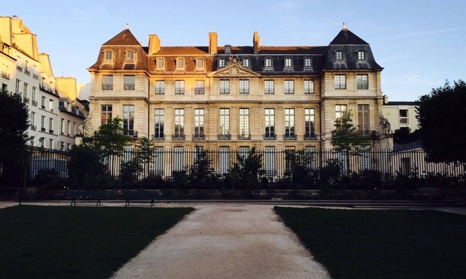 3rd Arrondissement Apartment | fully renovated large 1BR flat in the heart of le Marais for up to 2 /3 people