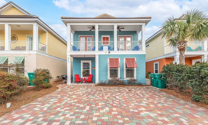 Villages of Crystal Beach House | FullyLoaded4BR~Kid Friendly~Walk2Beach&Pool~Seasonal Shuttle~Sleeps 12