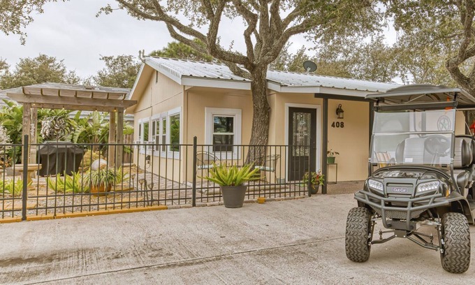 Fulton House | Fulton cottage Steps from the Bay with golf cart!