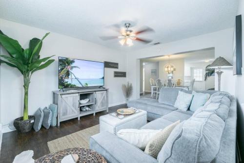 Beach Haven House | Fun 5* Hot Tub/Beaches getaway Near MAYO