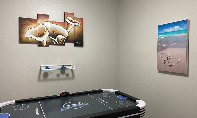 Miramar Ranch North House | Fun & Cozy home w/Game Room - 21 mins from airport