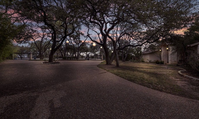 The Estates Above Lost Creek House | Fun Family and Dog friendly Estate retreat getaway! 15 minutes to Austin