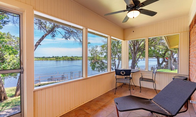 Granbury House | Fun-Filled Lakeside Retro Retreat!