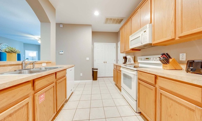 Crescent Lakes House | Fun Filled Vacation Home 6 Bedrooms with Private Swimming pool and spa