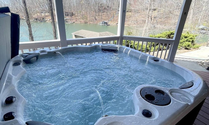 Moneta House | Fun for Family & Friends ! Lakefront with Private Dock, near Bridgewater Plaza !
