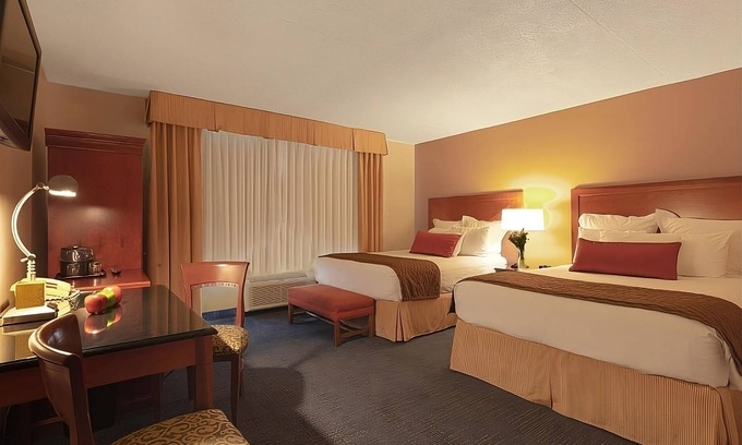 Wenatchee Hotel | Fun for the Whole Family! 2 Convenient Rooms, Free Parking and Onsite-Pool