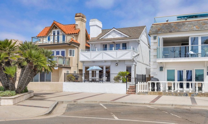 West Newport House | Fun for the whole family just steps from Newport Pier and the beach!