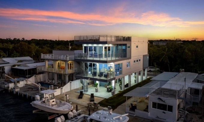 Key Largo House | "FUN IN THE SUN" 4 bedroom 4 bath house with pool and 16000lb lift in Key Largo!