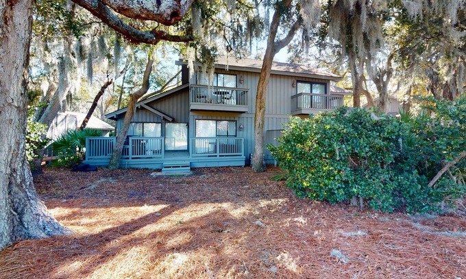 Palmetto Dunes Condo | Fun in the sun w/a full kitchen, furnished deck, & shared pool