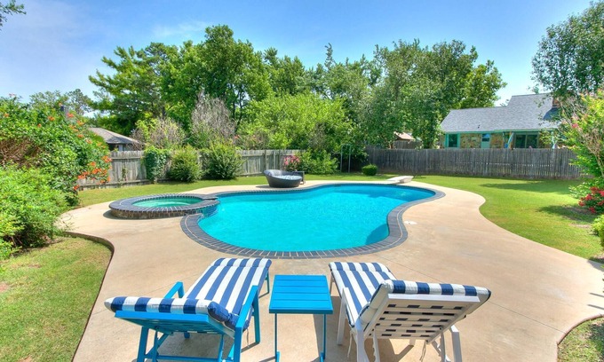 Norman House | Fun Large 4 Bed/4 Bath w/Pool! Norman/OKC
