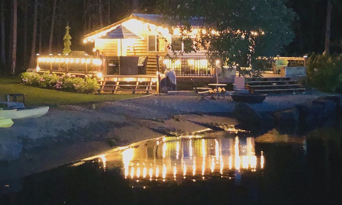 Tumtum Cabin | Fun, waterfront cabin on Lake Spokane/Long Lake, with two docks