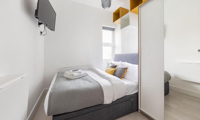 St. George's Apartment | Functional Budget Stay with Wi-Fi and Laundry Facilities near Tube Station