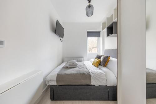St. George's Apartment | Functional Double With An Ensuite Toilet And Shower Near Tube And Bus Stations