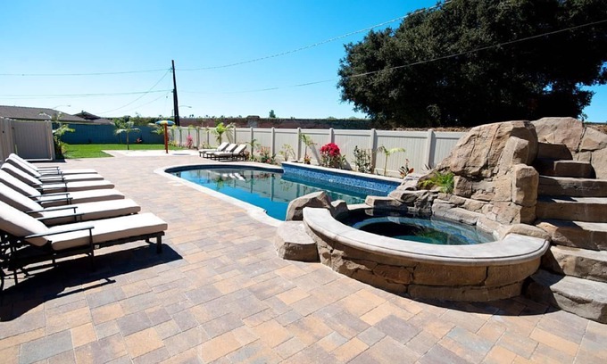 Anaheim Colony Historic District House | Funtierland + Mickey's Beach House + Close to Disney + Shared pool and Splash Pa