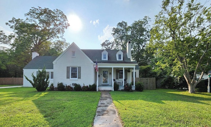 Elizabeth City House | Fur baby friendly home close to the water, downtown and the University.