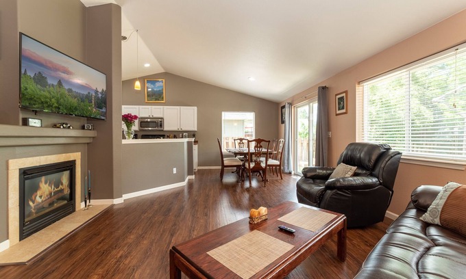 Southwest Bend House | Furnished 30+ day rental close to Old Mill! Dog Friendly!