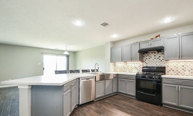 Houston House | Furnished room stay with queen bed