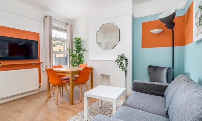 Watford House | "FurnishedRentals Direct" WiggenHouse Stylish 3 Bedroom house Sleeps 8 with Free Parking, 2 Bathrooms, near to Watford High Street and Watford Football Stadium, Suitable for visiting Harry Potter Warner Bros Studio and London