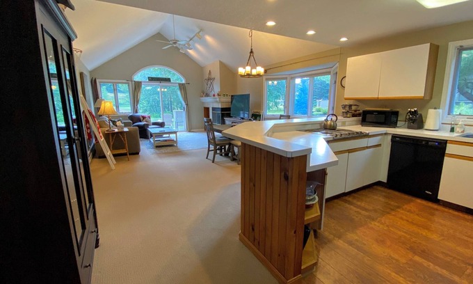 Bretton Woods Condo | FV4 Fairway Village Condo, close to Omni Mount Washington! Fireplace, wifi, golf, skiing!