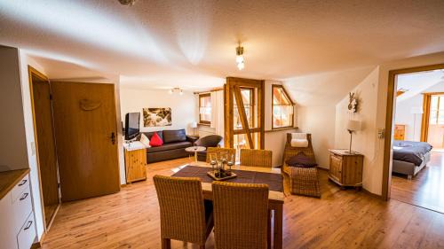 Frohnd Apartment | Gästehaus Holzer Kreuz - Ferienwohnung "Mohn"