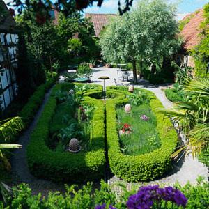 Simrishamn Bed & Breakfast | Gårdens & Apotekarns B&B
