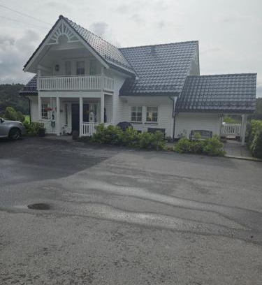 Orskog Apartment | Gårdsidyll i flotte omgivelser