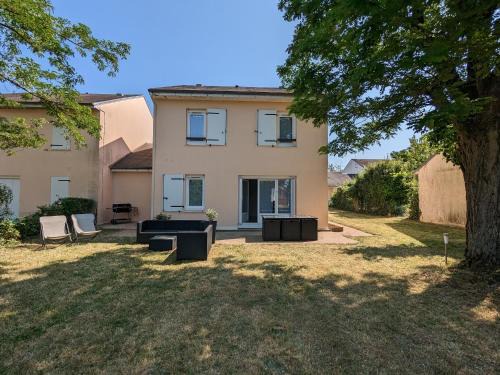 Ouzouer-sur-Loire House | Gîte 10 pers. avec jardin à 200m des commerces, proche Loire et forêt d'Orléans - FR-1-590-281