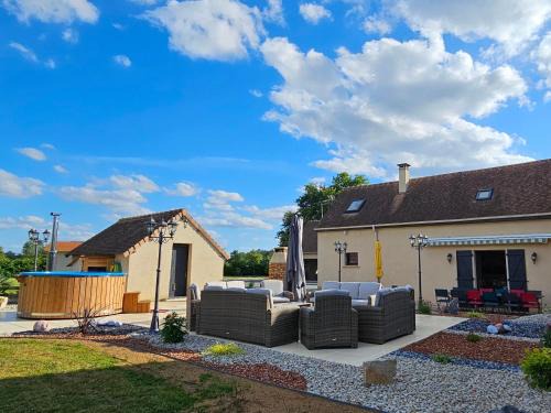 Change House | Gîte 3 étoiles près du Mans avec bain nordique, 12 pers, 5 chambres, proche circuit 24H et nature - FR-1-410-381