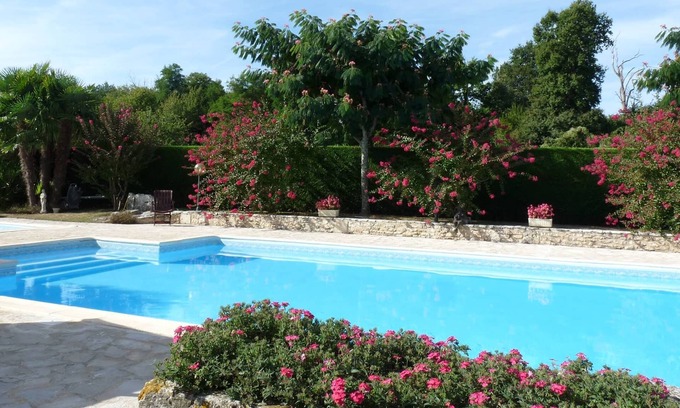 Meursac House | Gîte 5 persons, heated swimming pool, near Royan
