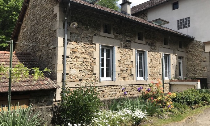 Ambazac House | Gîte au Calme Dans un Ancien Moulin au Bord D'un Ruisseau