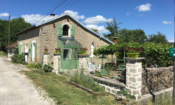 Pouillenay House | Gîte de Charme au Bord du Canal de Bourgogne, au Pied du Site D'alésia, 4 Places