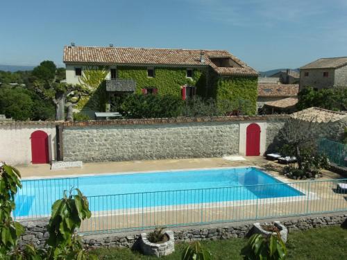 Joyeuse Apartment | Gîte de charme la FENIERE dans Mas en pierres, 2 ch au calme, 80m2, nature, respect de l'environnement, piscine chauffée, sud Ardèche