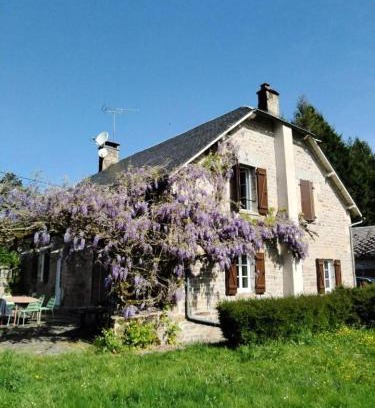 Sarran Apartment | Gîte de France Le cantou des mille sources 3 épis - Gîte de France 8 personnes MAE-0234