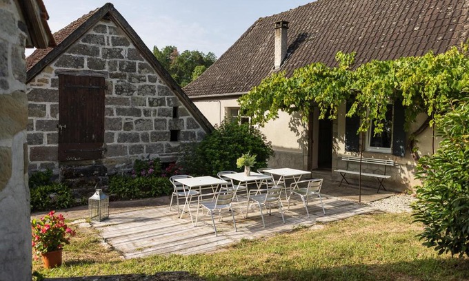 Saint-Julien-Maumont House | Gîte de la Gare aux Fleurs