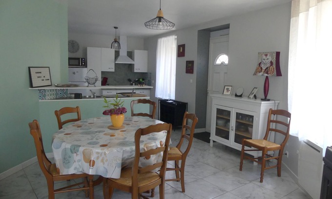 Noyant-la-Plaine House | Gîte Entre La Maine et La Loire, pets welcome.