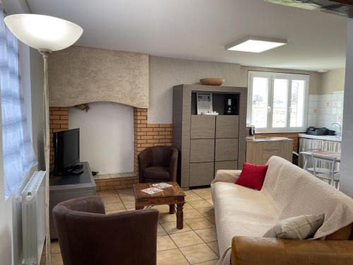 Sauvagny House | Gîte familial à la ferme avec terrasse - chevaux, poneys, proche Montluçon et thermes Néris les Bains - FR-1-489-430