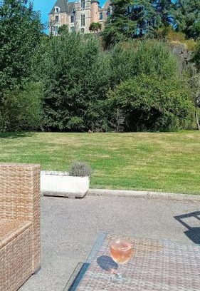 Serans House | Gîte familial au bord de l'Orne, au pied du château de Mesnil-Glaise