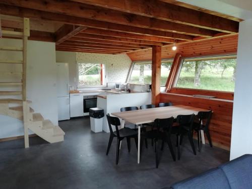 Besse-en-Chandesse Ski Chalet | Gîte Granit des Fraux